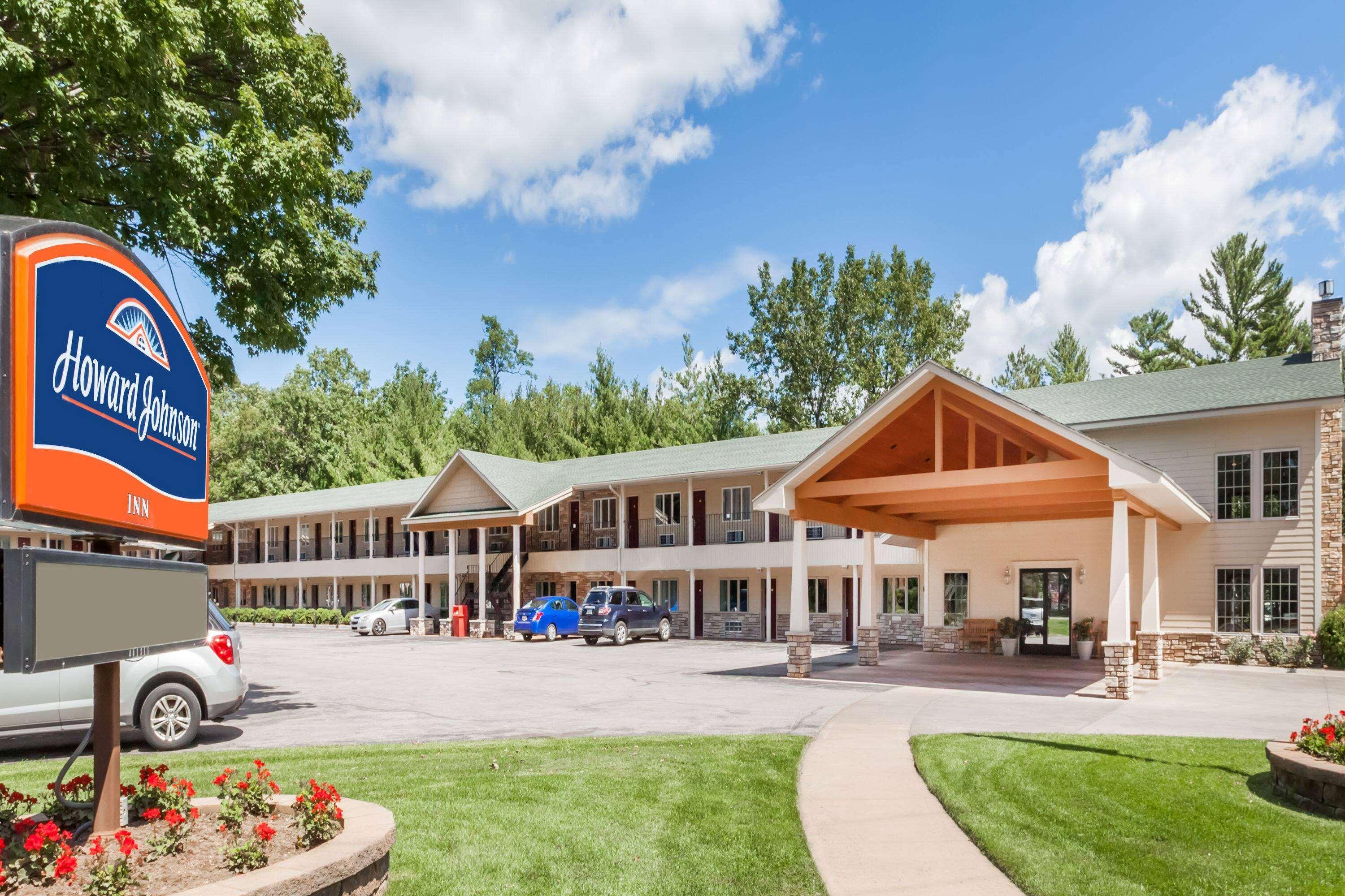 Howard Johnson By Wyndham Traverse City Hotel Exterior photo